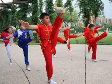 Anak-anak mempelajari seni bela diri selama liburan musim panas di Shahe, Provinsi Hebei, China utara, pada 9 Agustus 2020. (Xinhua/Mou Yu)