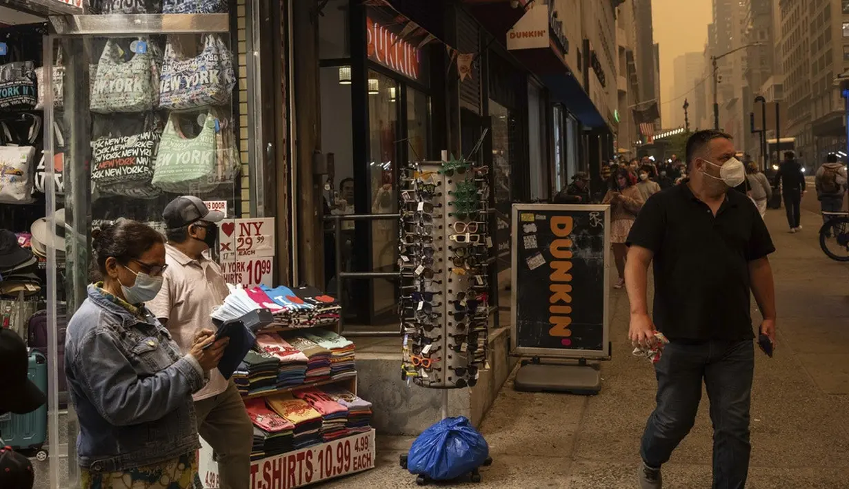 <p>Kondisi yang terjadi di New York seperti saat ini adalah peristiwa langka. Sebab, dalam Indeks Kualitas Udara Dunia 2022 dari IQAir, Amerika Serikat berada di tingkat ke-99 dari 131 untuk kategori kualitas udara terburuk. Sehingga, kebakaran hutan di Kanada yang berjarak hampir 1.000 km jauhnya menjadi kontributor terbesar terhadap buruknya kualitas udara di Negeri Paman Sam. (AP Photo/Yuki Iwamura)</p>
