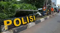 Pekerja mulai merenovasi pos Polisi Sarinah, Jakarta, Jumat (15/1/2016). Pasca teror bom di Pos Polisi Sarinah yang hancur, mulai dibersihkan dan diperbaiki. (Liputan6.com/Faizal Fanani)