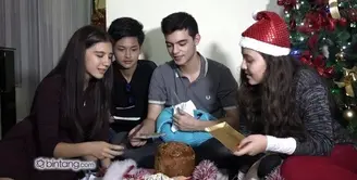 Menyambut Tahun Baru yang akan datang, Cassandra Lee harus berangkat ke singapore tanpa ditemani oleh sang pacar.