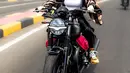 Belum lama ini, pemeran dalam sinetron Emak Ijah Pengen Ke Mekah (2014) yang tayang di SCTV itu riding naik motor gede bersama pacar dan teman-temannya. [Instagram/wikasalim]