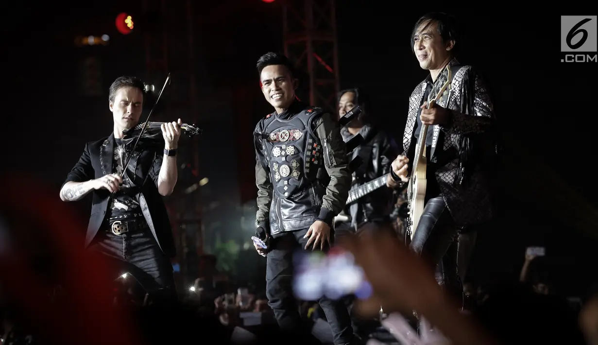 Fildan saat tampil berduet bersama Piyu (gitaris), Makki (bass), Posan (Drum), Dmitriev (Biola) dalam Grand Final Dangdut Academy 4 (D'Academy 4) di Studio 5 Indosiar, Jakarta, Jumat (19/5). (Liputan6.com/Faizal Fanani)