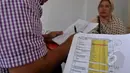 Pedagang Kaki Lima Monas diundi untuk mendapatkan posisi kios pada program Pemda DKI "Lenggang Jakarta", Kamis (9/4/2015). Tampak sebuah berkas berisi pedagang yang telah berhasil mendapatkan kios. (Liputan6.com/Johan Tallo)