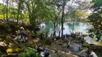 Sejumlah pengunjung saat menikmati liburan di wisata Talaga Cicerem Kabupaten Kuningan sebelum kasus covid-19 melonjak. Foto (Istimewa)