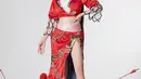 Two-pieces outfit ini banjir dikomentari netizen. Aura Kasih dikatakan mirip dengan karakter Boa Hancock dari serial One Piece. [Foto: Instagram/aurakasih]
