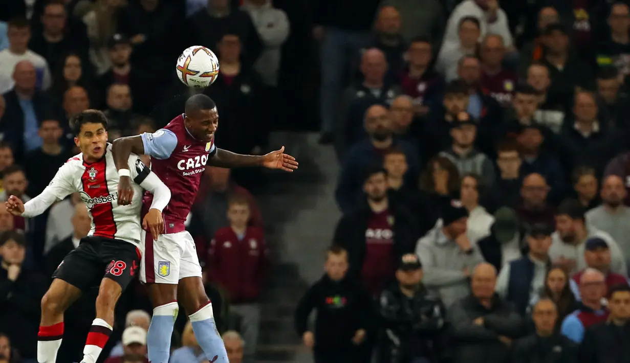 Bek Southampton Juan Larios (kiri) dan bek Aston Villa Inggris Ashley Young melompat untuk berebut bola dalam pekan ke-8  Liga Premier Inggris di Villa Park, Sabtu (17/09/2022). Aston Villa unggul 1-0 berkat gol Jacob Ramsey pada menit ke-41. (Photo by Geoff Caddick / AFP)