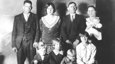 Keluarga Lawson merupakan satu dari banyak kejadian tragis di sejarah Natal dunia. Pada tahun 1929, Charlie Lawson yang berusia 43 tahun menembakkan istri dan anak-anaknya. Masih tak diketahui apa motif yang dilakukan Lawson tersebut. (wunc.org)