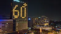 Salah satu hotel di kawasan Tangerang turut melakukan aksi Earth Hour dengan memadamkan lampu selama satu jam pada Sabtu, 25 Maret 2023 malam. Sejumlah wilayah di Tangerang terpantau gelap selama sejam dalam rangka aksi kampanye lingkungan ini. (Liputan6.com/Pramita Tristiawati)