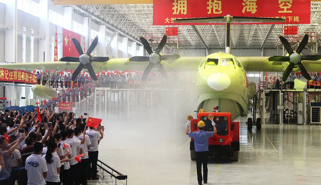Pesawat amfibi AG600 saat diluncurkan di Zhuhai, Guangdong, China, (23/7). AVIC, perusahaan yang membangun pesawat amfibi AG600, menargetkan pasar domestik sebagai sasaran penjualan pesawat ini. (AFP PHOTO/STR/Cina OUT)