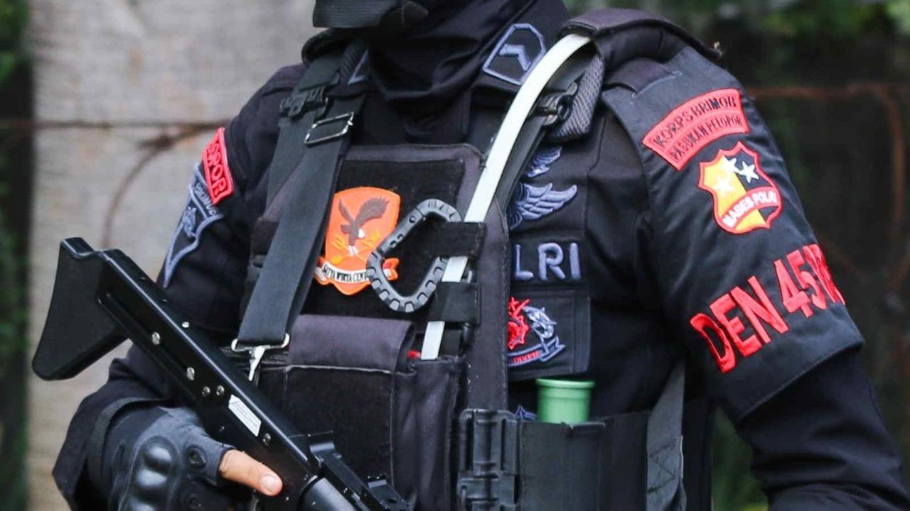 Dengan peralatan yang lengkap pada tubuhnya, anggota Korps Brimob Polri dengan kesiapsiagaan mereka melakukan penjagaan ekstra di kawasan.