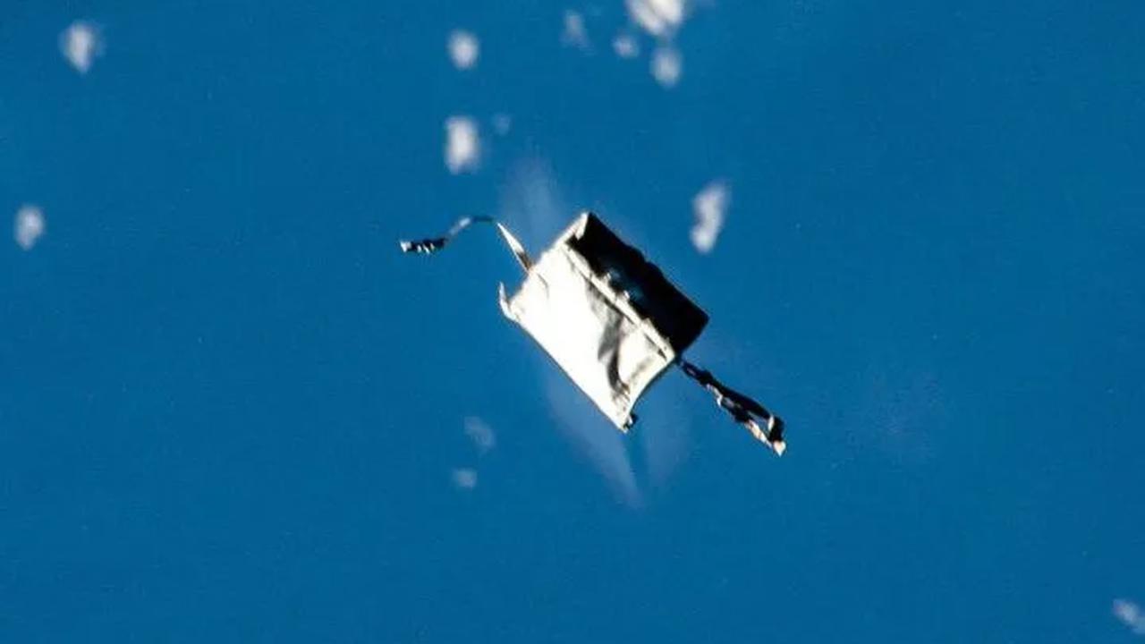 NASA melanjutkan bahwa Kontrol Misi juga telah menganalisis lintasan tas berwarna putih terang itu dan menemukan bahwa risiko kembali bertemu dengan ISS rendah.