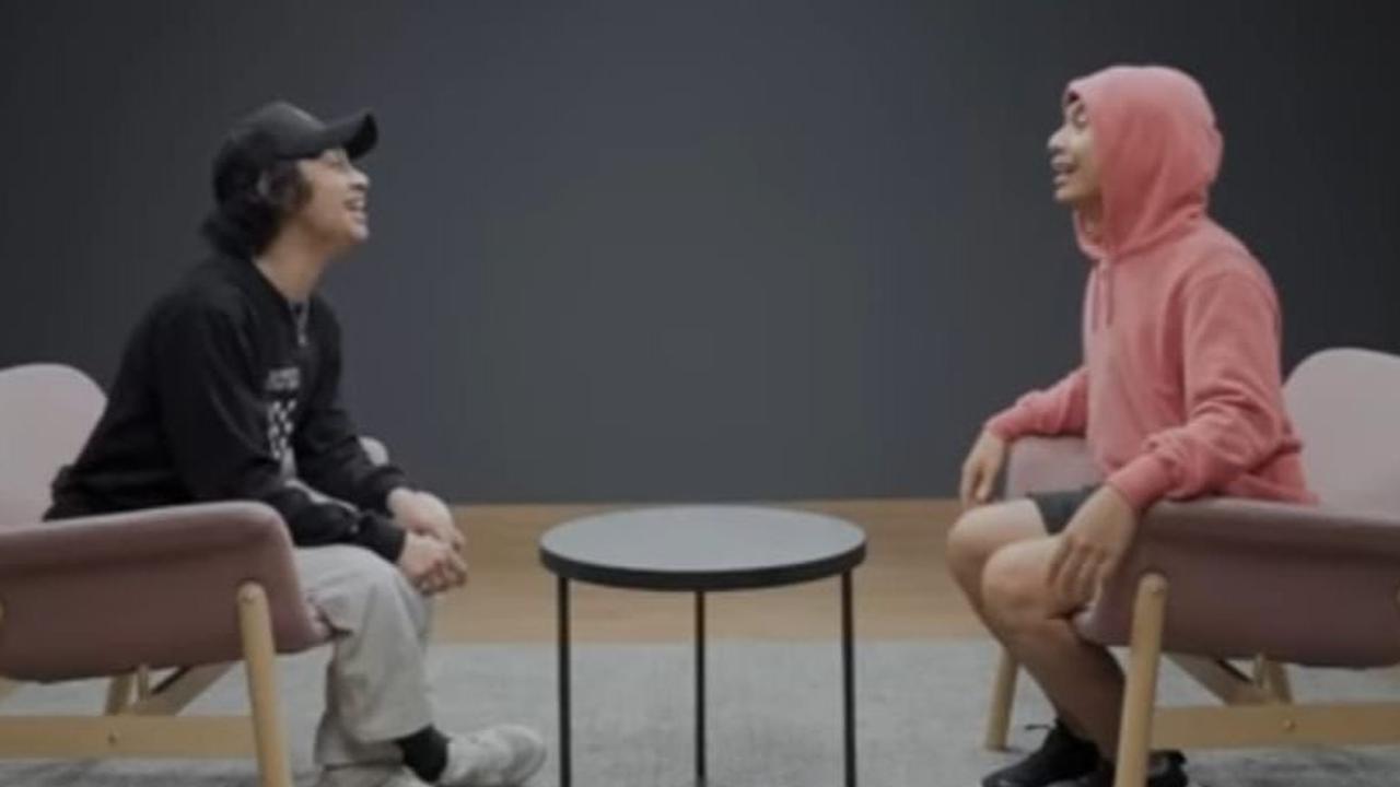 Salah satu seleb yang turut ikut dalam TOSI adalah Raditya Dika. Pada Rabu (9/8) Ia membagikan pengalamannya di konten youtube bersama Bastian Steel “Saya Menang Lomba Lawan Artis”.
