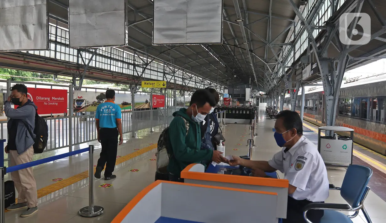 Suasana Stasiun Pasar Senen, Jakarta, Minggu (18/4/2021). Adanya larangan pemerintah untuk mudik pada tanggal 6 hingga 17 Mei mendatang, membuat sebagian warga memilih mudik lebih awal. (Liputan6.com/Herman Zakharia)