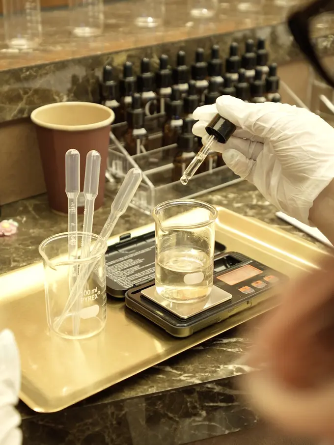 Aktivitas Ngedate Seru dengan Bikin Parfum Sendiri di Gerai Terbarunya Mine Perfumery