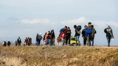 Para migran berjalan menuju gerbang perbatasan Turki dengan Yunani di Ipsala, Edirne, Turki, Selasa (3/3/2020). Ribuan migran dan pengungsi dari Turki dilaporkan berusaha untuk menemukan jalan melintasi perbatasan darat ke Yunani. (AP Photo/Emrah Gurel)