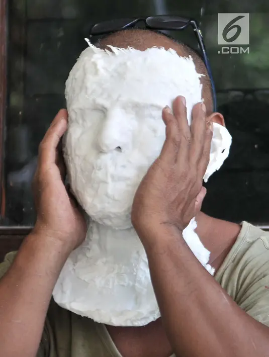 Kocom menunjukkan salah satu cara membuat wajah boneka prostetik agar mirip dengan aslinya di kawasan Bekasi, Jawa Barat, Senin (24/9). (Merdeka.com/ Iqbal S. Nugroho)
