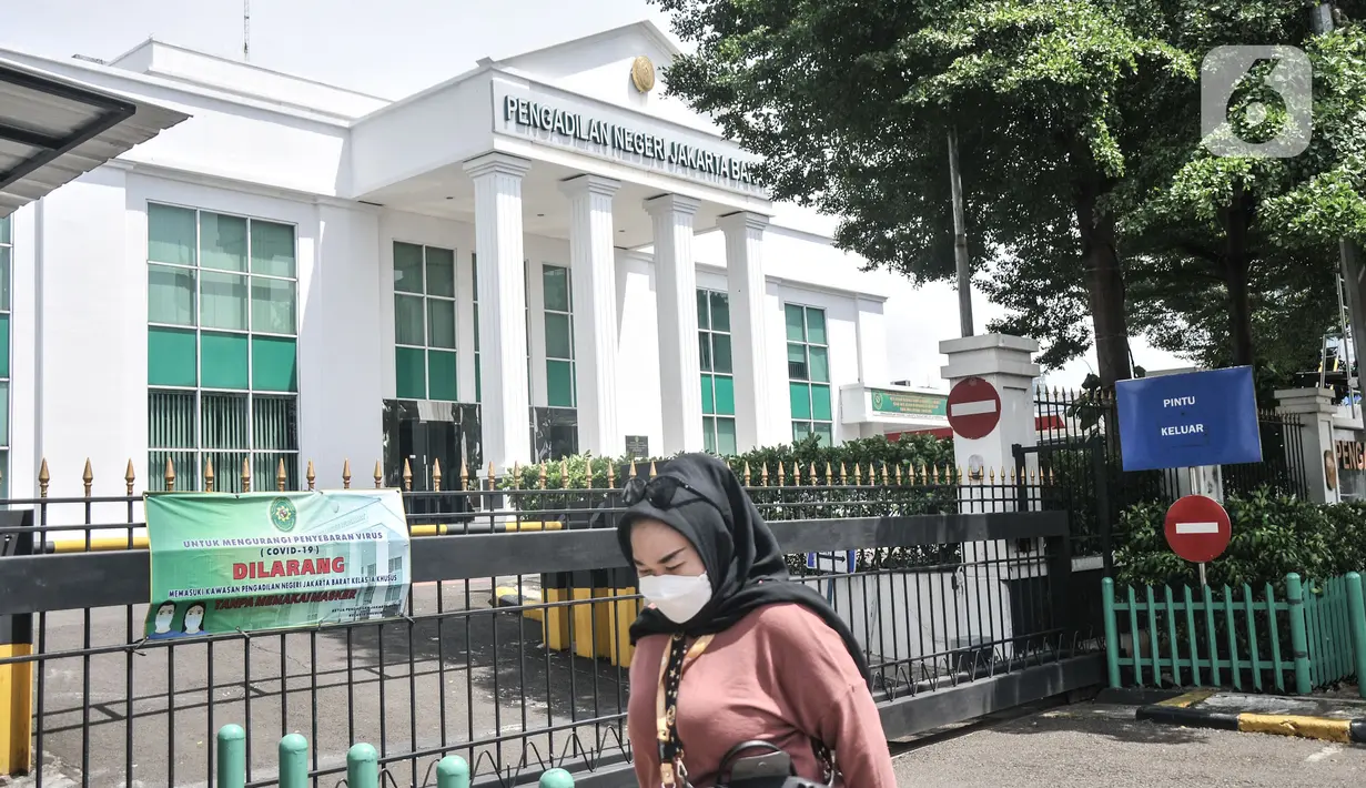 Pejalan kaki melintas di depan PN Jakarta Barat saat ditutup sementara, Kamis (27/1/2022).   Penutupan dilakukan menyusul temuan kasus 13 orang yang terdiri dari hakim dan pegawai di Pengadilan Negeri Jakarta Barat positif terpapar Covid-19. (Merdeka.com/Iqbal S. Nugroho)