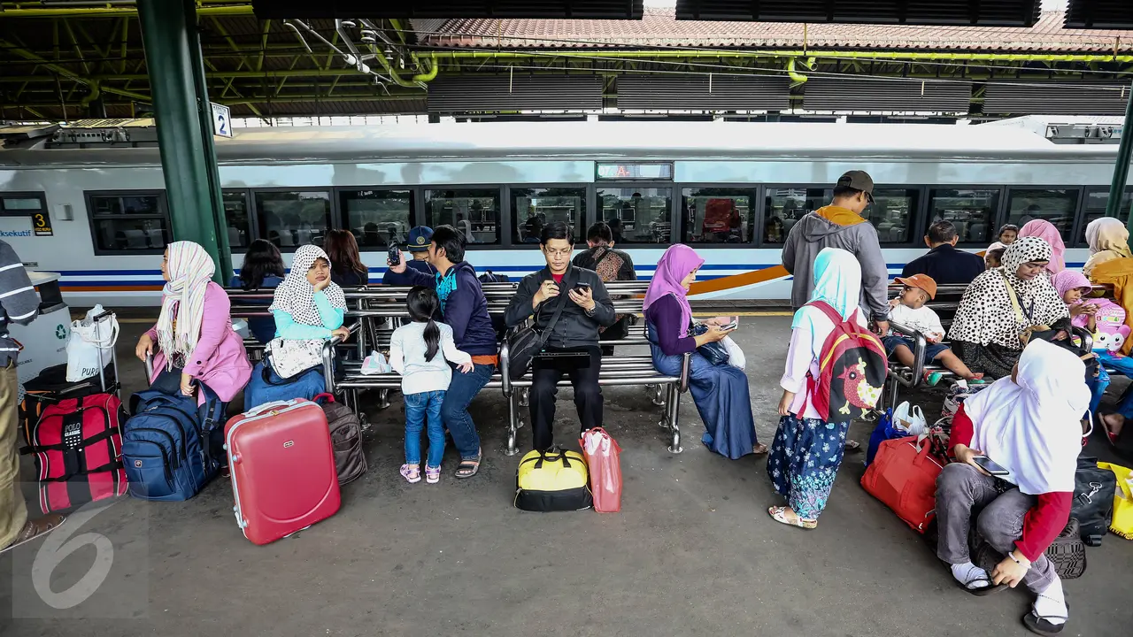 Seluruh jajaran pegawai termasuk juga direksi Kereta Api Indonesia bakal turun tangan langsung menghadapi peningkatan penumpang.