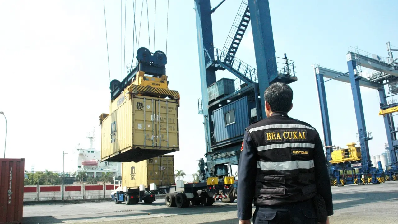 Petugas Bea Cukai tengah melakukan pemantauan di Terminal Bongkar Muat . (Istimewa)