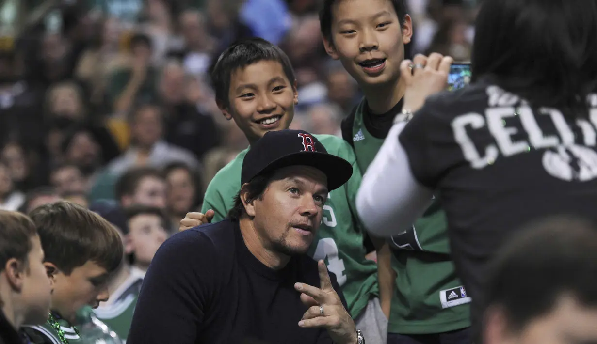 Aktor Mark Wahlberg berfoto bersama fans saat menonton pertandingan NBA antara Boston Celtics vs Toronto Raptors di TD Garden, Kamis (24/3/2016) WIB. Celtics menang 91-79.  (Mandatory Credit: Bob DeChiara-USA TODAY Sports)
