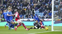 Bola tendangan pemain Arsenal Gabriel Martinelli melewati kiper Leicester City Danny Ward dalam&nbsp;pertandingan Liga Premier Inggris di King Power Stadium, Leicester, Inggris, Sabtu, 25 Februari 2023. (AP Photo/Jon Super)