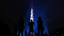 Gambar ukuran sebenarnya roket NASA, Saturn V, diproyeksikan di Monumen Washington menandai peringatan 50 tahun misi Apollo 11 ke bulan di National Mall, Washington, Selasa (16/7/2019). Pada 16 Juli 1969, NASA mencatatkan sejarah dengan melakukan peluncuran Apollo 11. (Brendan Smialowski/AFP)