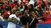 Tiga penggawa Indonesia U-23 yaitu M. Natshir (kiri), Yandi Sofyan, dan Zalnando (kanan) terlihat hadir mendukung timnas voli putri. (Bola.com/Arief Bagus)