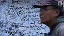 Pengunjung melintas di depan banner tulisan dukungan buat Polri pasca kerusuhan di Rutan cabang Salemba Mako Brimob saat acara Car Free Day di Kawasan Bundaran Hotel Indonesia, Jakarta, Minggu (13/5). (Liputan6.com/Helmi Fithriansyah)