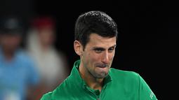 Petenis Serbia, Novak Djokovic menjadi emosional saat berbicara tentang kematian Kobe Bryant setelah dirinya memenangkan pertandingan perempat final tunggal putra melawan Milos Raonic pada Australia Terbuka di Melbourne, Selasa (28/1/2020). (Greg Wood/AFP)
