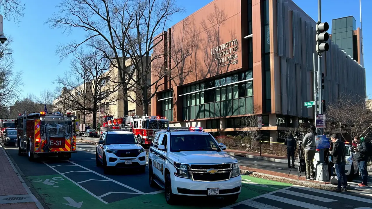 Kendaraan Dinas Rahasia memblokir akses ke jalan menuju kedutaan Israel di Washington DC, akibat aksi bakar diri pada 25 Februari 2024. (Mandel Ngan/AFP)