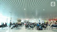 Calon penumpang menunggu keberangkatan ketika di Bandara Internasional Yogyakarta (YIA), Rabu (11/11/2020). Desain bandara yang melibatkan 43 seniman dalam pembangunan tersebut dibalut dengan warna cat dan pelapis AkzoNobel yang menghabiskan 130 ribu liter kaleng cat. (Liputan6.com/Pool)
