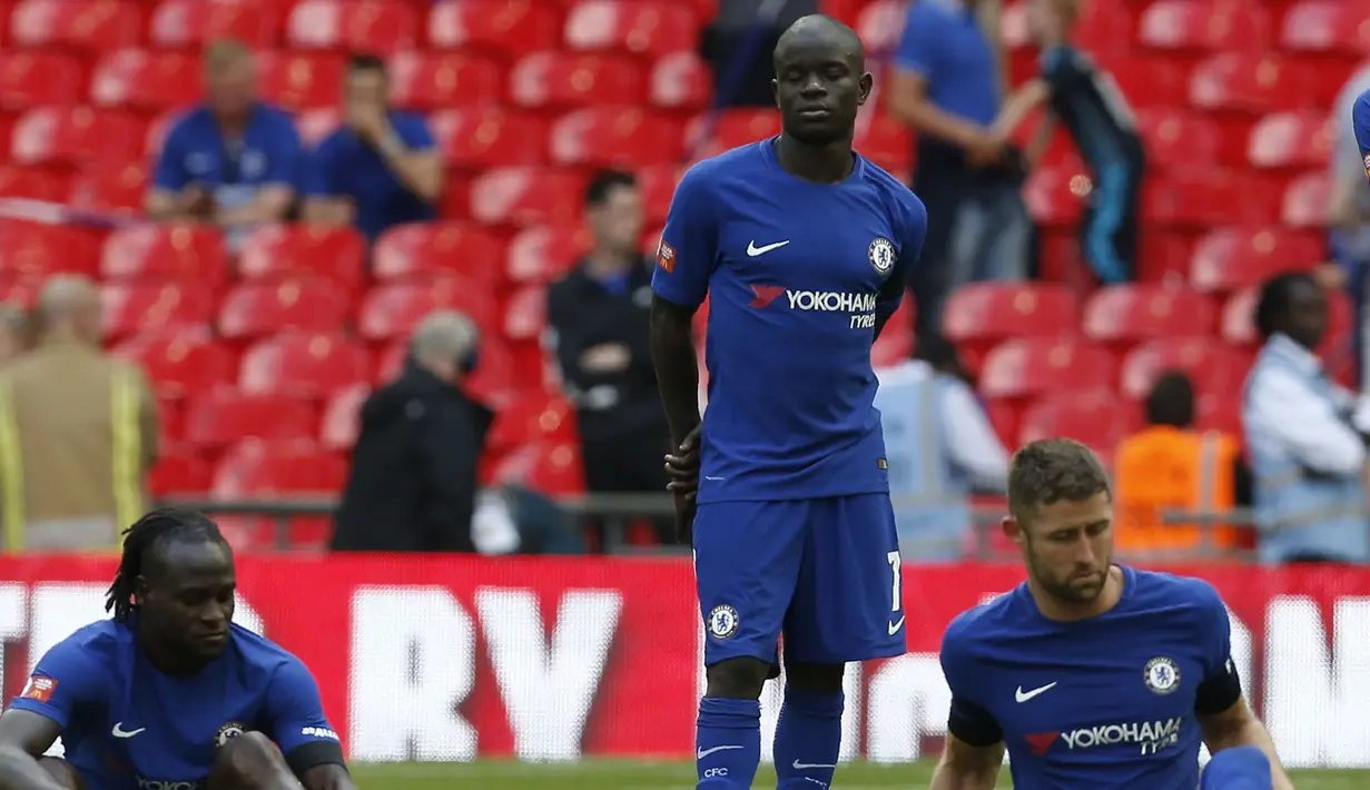Para pemain Chelsea terlihat lesu usai pertandingan melawan Arsenal di FA Community Shield di Stadion Wembley, London, Inggris (6/8). The Gunners mengangkat trofi usai menang 3-1 atas Chelsea dalam adu penalti. (AFP Photo/Ian Kington)