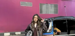 Raisa tampil memikat dengan gaya maskuli menggunakan jaket kulit. [Instagram/ Raisa]