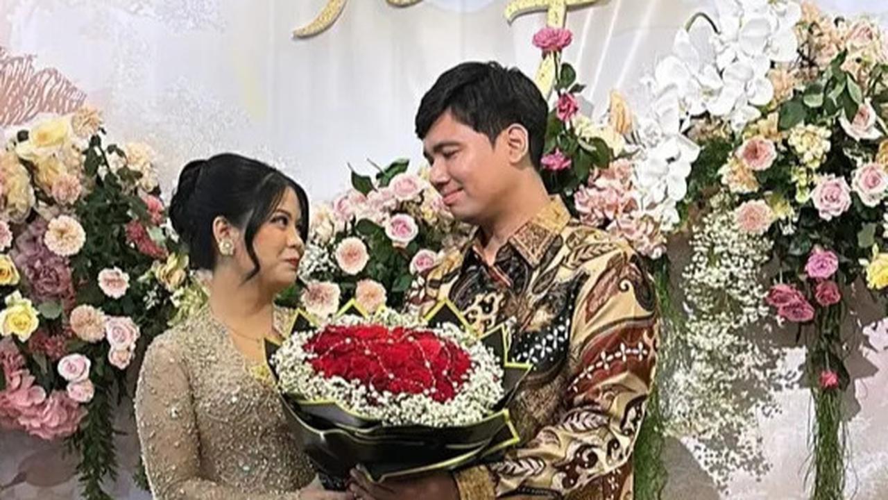 7 Momen Lamaran Frans Faisal dengan Indah, Fuji dan Fadly Faisal Ikut Salting