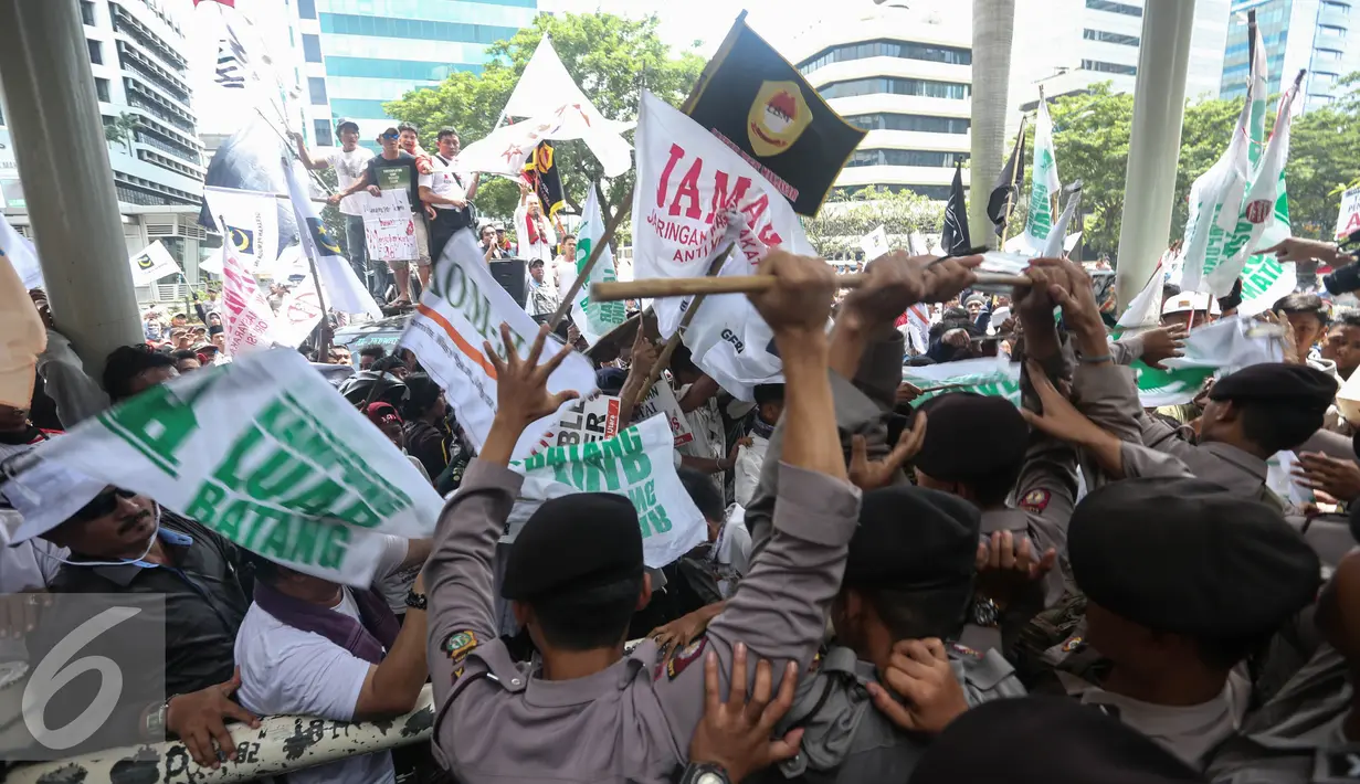 Petugas kepolisian berjaga di depan Gedung KPK saat aksi demonstrasi warga Luar Batang menuntut KPK untuk menangkap Gubernur DKI Jakarta Basuki T Purnama (Ahok), Jakarta, Selasa (3/5/2016). (Liputan6.com/Faizal Fanani)