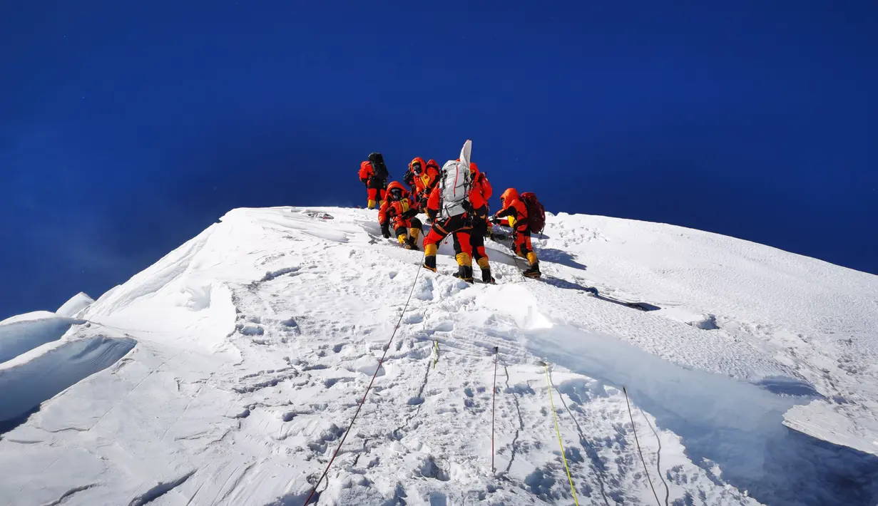 Anggota tim survei China mencapai puncak Gunung Qomolangma (27/5/2020). Sebuah tim survei China berhasil mencapai puncak Gunung Qomolangma pada Rabu (27/5) pagi waktu setempat, sebuah langkah penting dalam misi negara itu untuk mengukur kembali puncak tertinggi dunia. (Xinhua/Penpa)