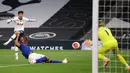 Striker Tottenham Hotspur, Son Heung-Min, berusaha mencetak gol ke gawang Everton pada laga lanjutan Premier League di Tottenham Stadium, Selasa (7/7/2020) dini hari WIB. Tottenham menang 1-0 atas Everton. (AFP/Richard Heathcote/pool)