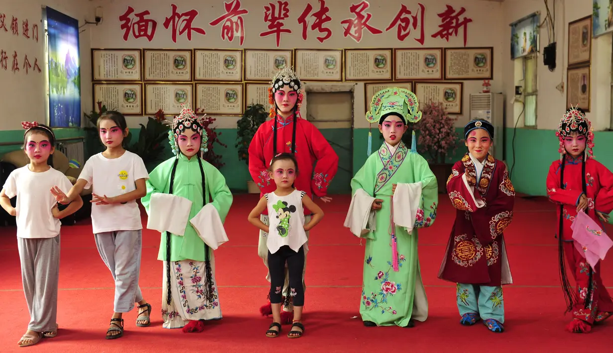 Anak-anak bersiap untuk menampilkan Opera Hahaqiang di Mumendian, Qingxian, Provinsi Hebei, China, 27 Agustus 2020. Beberapa anak menghabiskan liburan musim panas mereka dengan mempelajari Opera Hahaqiang, sebuah opera lokal di beberapa bagian Provinsi Hebei dan Shandong.(Xinhua/Mu Yu)