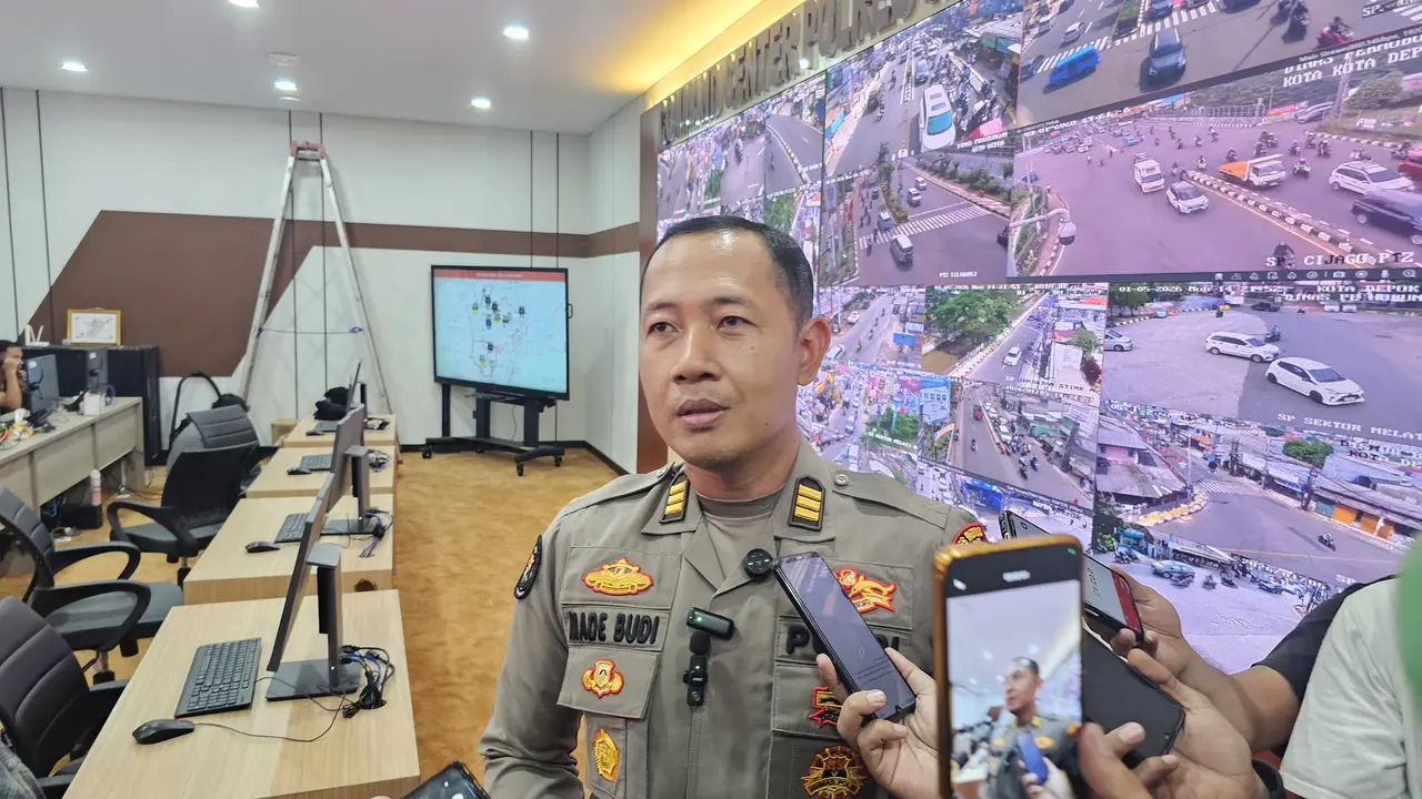 Kasi Humas Polres Metro Depok, AKP Made Budi saat memberikan penjelasan terkait penganiayaan hingga meninggal dunia di Tapos, Depok. (Liputan6.com/Dicky Agung Prihanto)
