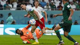 Tinggal berhadapan dengan kiper, Lewandowski tanpa kesulitan menceploskan bola ke gawang. Ini menjadi gol ke-77 Robert Lewandowski bagi Timnas Polandia, namun menjadi yang pertama di ajang Piala Dunia. (AP/Manu Fernandez)