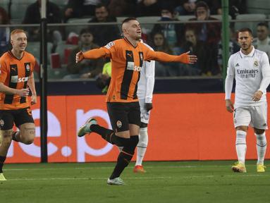 Pemain Shakhtar Donetsk, Oleksandr Zubkov berselebrasi usai mencetak gol ke gawang Real Madrid pada pertandingan lanjutan grup F Liga Champions di stadion Polish Army Stadium di Warsawa, Polandia, Rabu, 12 Oktober 2022. Shakhtar Donetsk bermain imbang atas Real Madrid 1-1. (AP Photo/Michal Dyjuk )