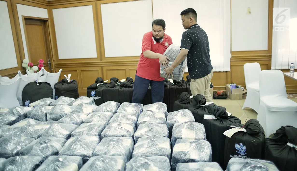 Petugas menata paket berisi surat suara Pemilu 2019 susulan di Gedung KPU RI, Jakarta, Minggu (28/4/2019). Surat suara susulan tersebut akan dikirimkan ke Kuala Lumpur, Malaysia untuk pelaksanaan pemilihan Presiden dan Wakil Presiden. (Liputan6.com/Faizal Fanani)