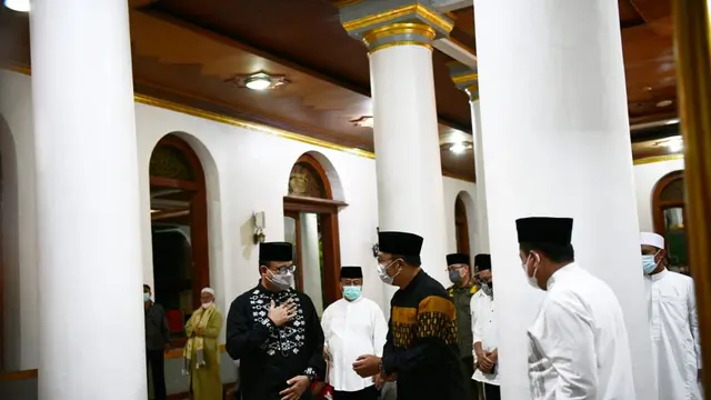 Potret Kebersamaan Ridwan Kamil dan Anies Baswedan di Masjid Agung Sumedang