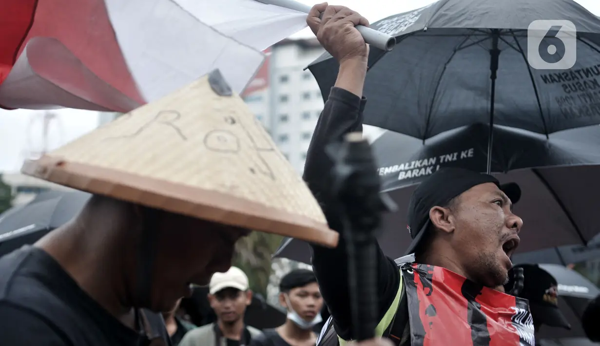 Tiga warga Mojokerto, Ahmad Yani (45), Sugiantoro (31), dan Heru Prasetiyo (24) bersama aktivis melakukan aksi di seberang Istana Negara, Jakarta, Kamis (6/2/2020). Mereka meminta pemerintah menghentikan aktivitas penambangan di Sungai Woro karena merusak lingkungan. (merdeka.com/Iqbal S Nugroho)