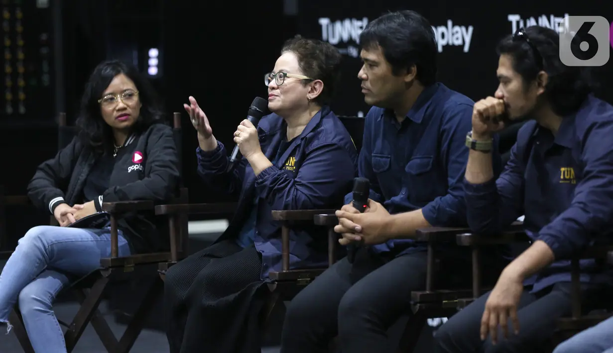 Showrunner Tunnel Shanty Harmayn (kedua kiri) memberi keterangan pers serial GoPlay Original “Tunnel”, di Jakarta, Selasa (10/12/2019). Serial Tunnel yang diadaptasi dari drama Korea Selatan hadir di platform GoPlay mulai 23 Desember 2019. (Liputan6.com/Fery Pradolo)