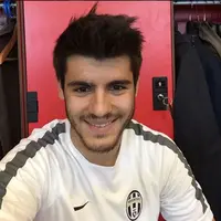 Bukan hanya pandai bermain sepakbola, pemain Juventus, Alvaro Morata, ternyata pandai menyenangkan hati sang kekasih