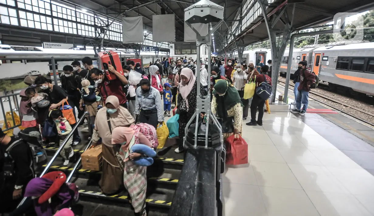 <p>Sejumlah penumpang kereta kereta api jarak jauh menuruni tangga pintu keluar di Stasiun Pasar Senen, Jakarta Pusat, Senin (9/5/2022). PT Kereta Api Indonesia (KAI) mengungkapkan gelombang arus balik pemudik pada H+7 Lebaran 2022 terpantau masih tinggi. Tercatat sebanyak 40.800 penumpang tiba pada hari Senin ini dikarenakan penundaan waktu sekolah dan pelaksanaan Work From (WFH). (merdeka.com/Iqbal S Nugroho)</p>