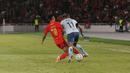 Pemain Persija Jakarta, Rayhan Hannan, berusaha merebut bola dari pemain Persita Tangerang, Muhammad Toha, pada laga pekan ke-21 BRI Liga 1 di Stadion Utama Gelora Bung Karno (SUGBK), Jakarta Pusat, Minggu (3/12/2023). (Bola.com/M Iqbal Ichsan)