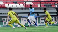 Rafael Ribeiro (tengah), bek Isenmulang FC dari Brasil. (Dok. ileague.id)