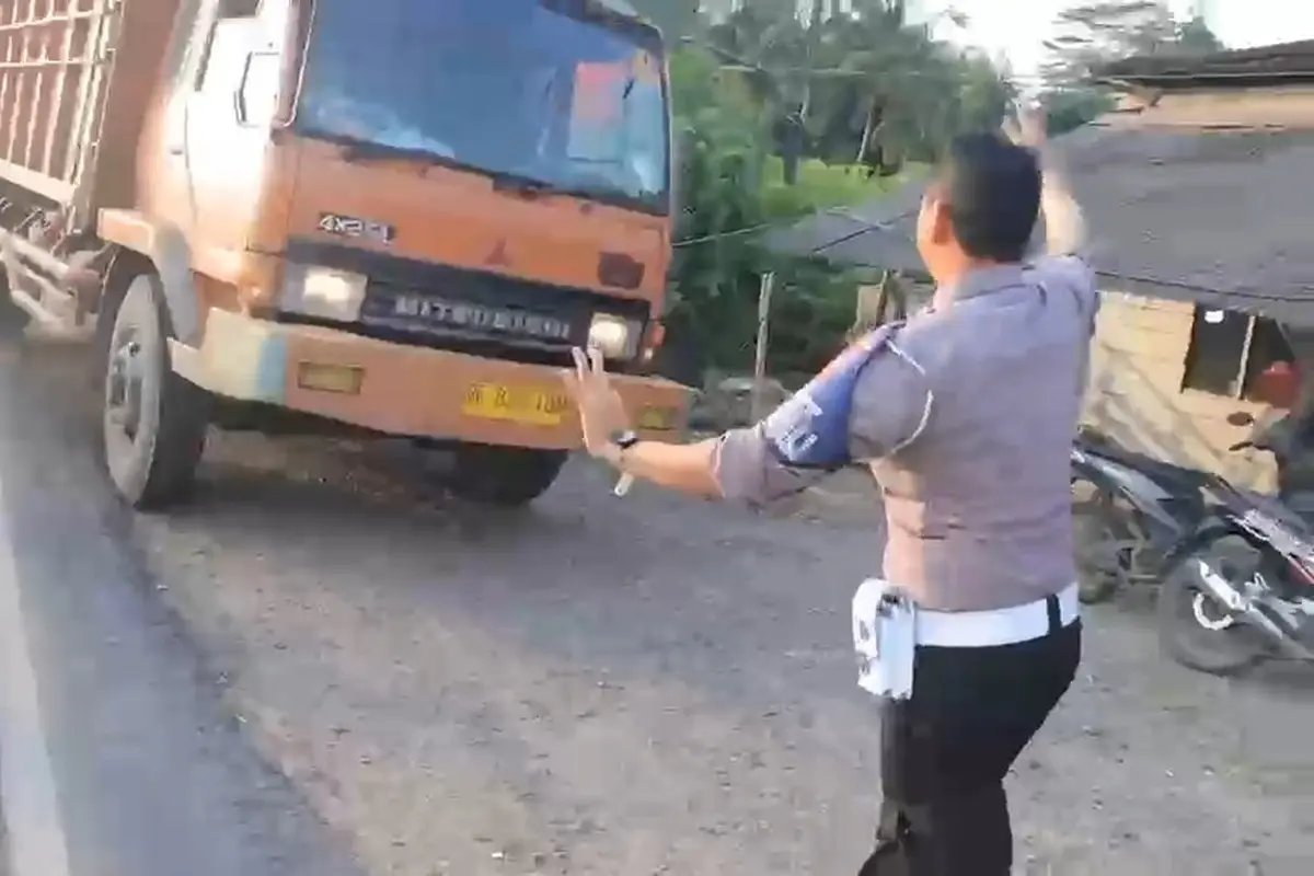 Tangkapan layar sejumlah Polantas di Tulang Bawang, Lampung bantu ganjal truk rem blong